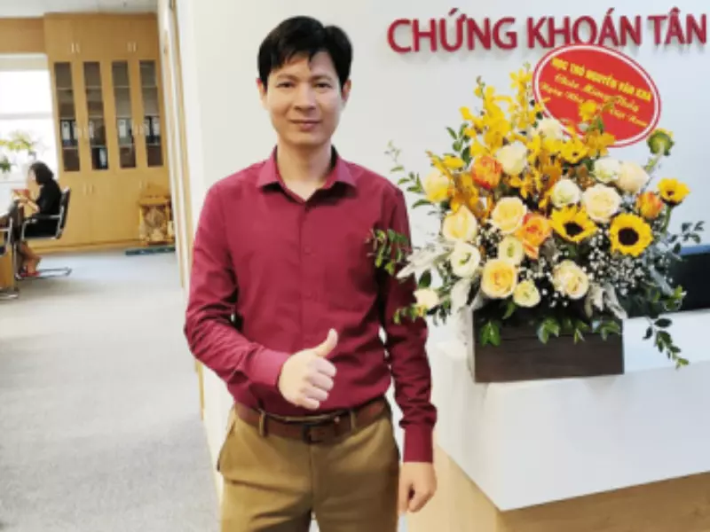 Thầy Công Tuyền Darvas dậy các khóa học phân tích kỹ thuật chứng khoán online